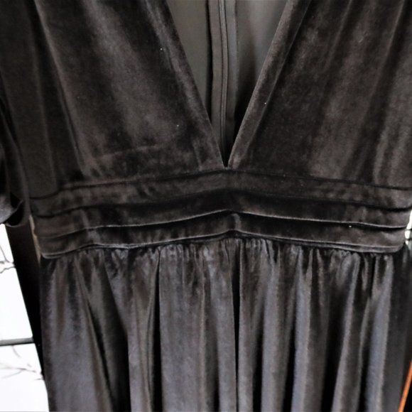 Boohoo Plus Velour Plunge Puff Sleeve Skater Dress Size 12 NWT - Picture 8 of 12